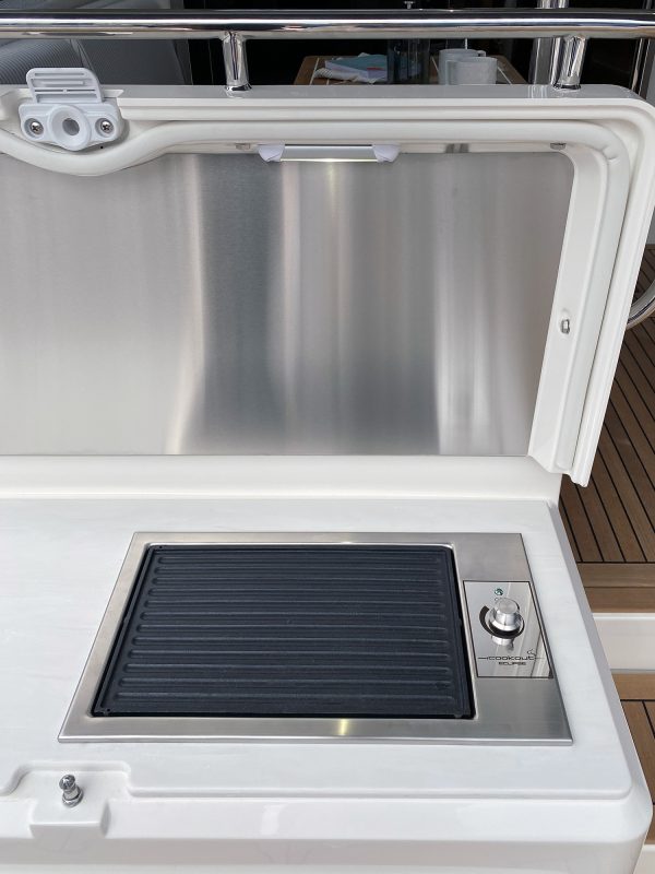 Electric barbecue grills for boats